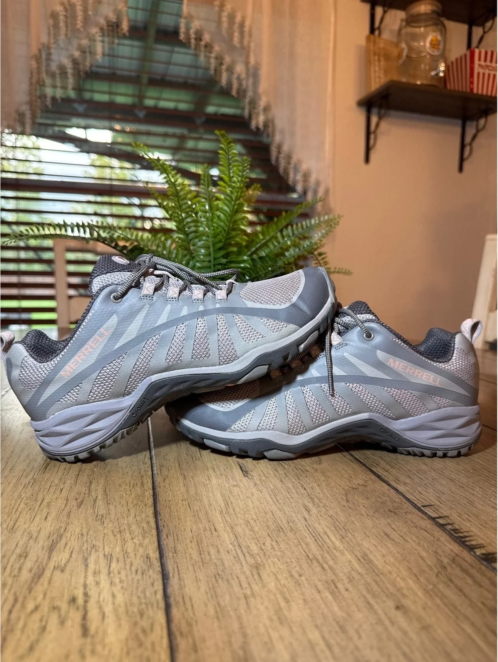 Merrell Women’s Gray & Pink Hiking / Trail Shoes – Size 8